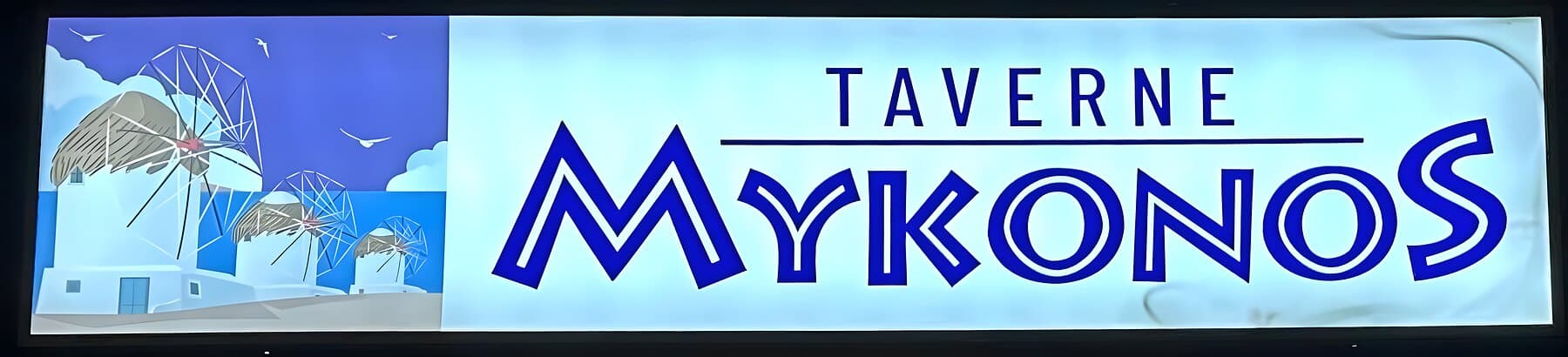 Beleuchtetes Schild der Taverne Mykonos am Eingang