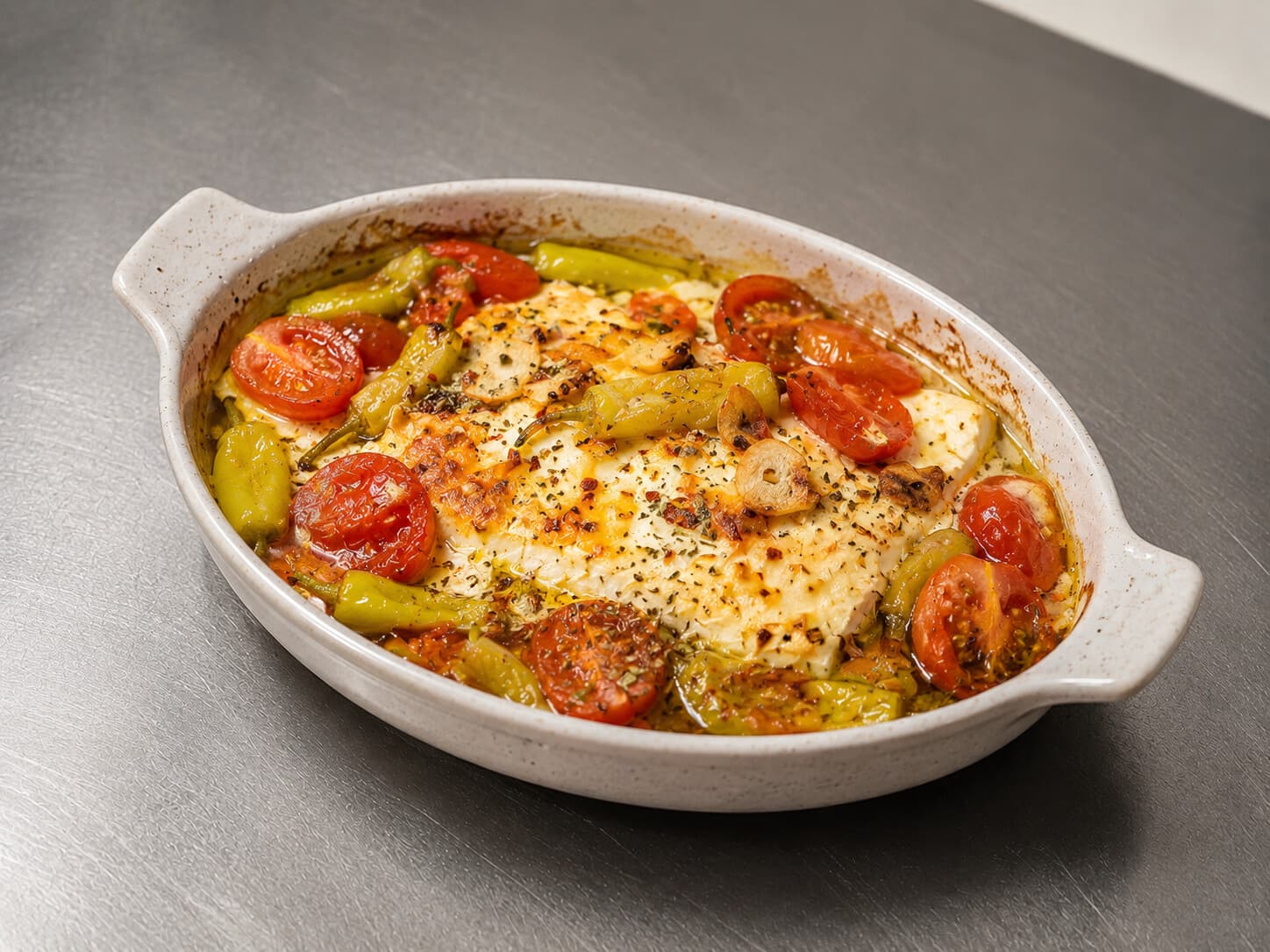 Überbackener Feta mit Tomaten und Kräutern aus dem Ofen