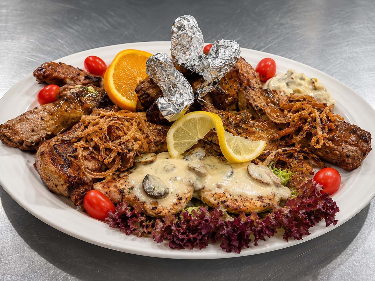 Gemischte Grillplatte vom Grill mit Souvláki und Gyros