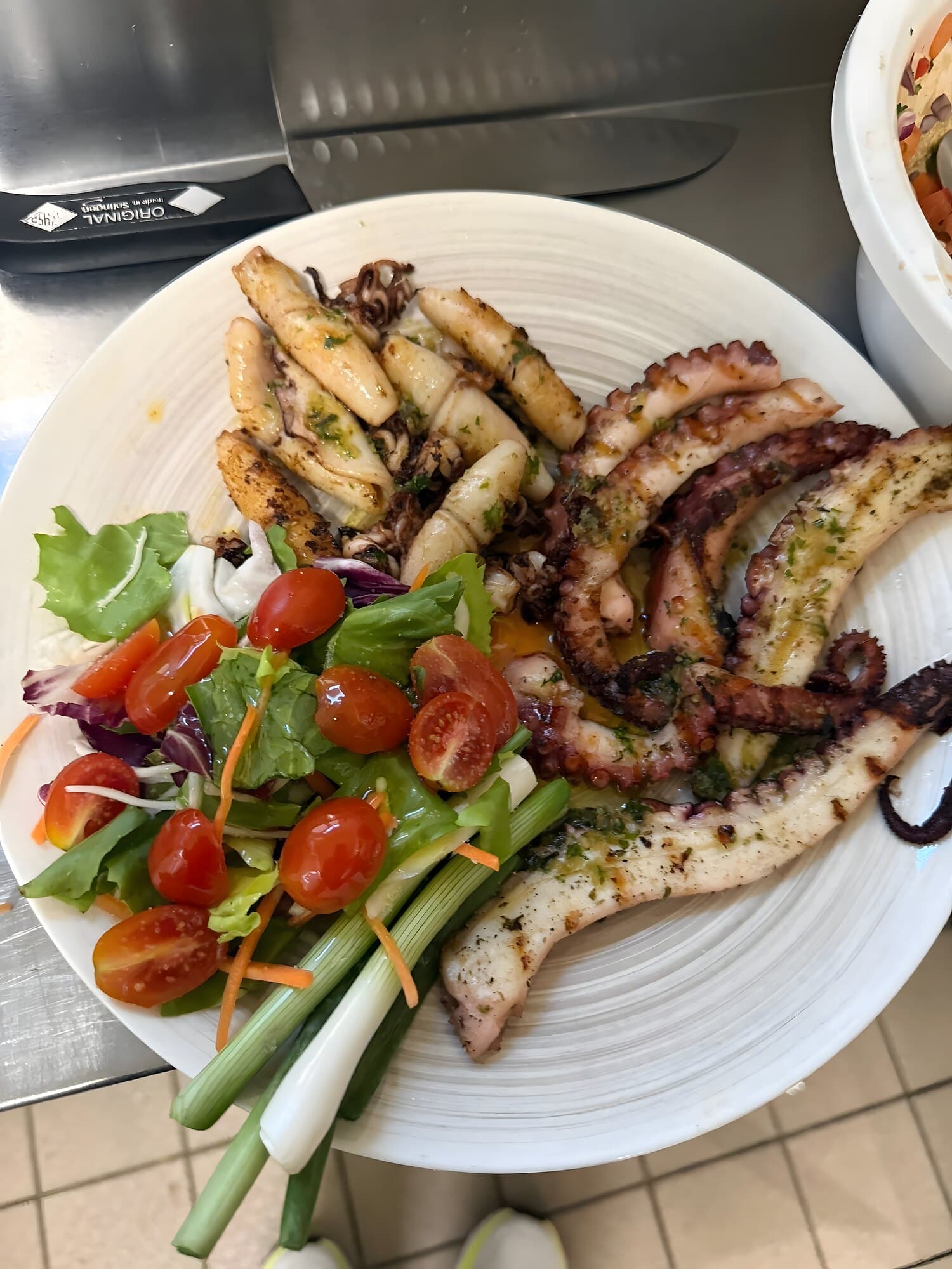 Gegrillter Oktopus mit frischem Salat