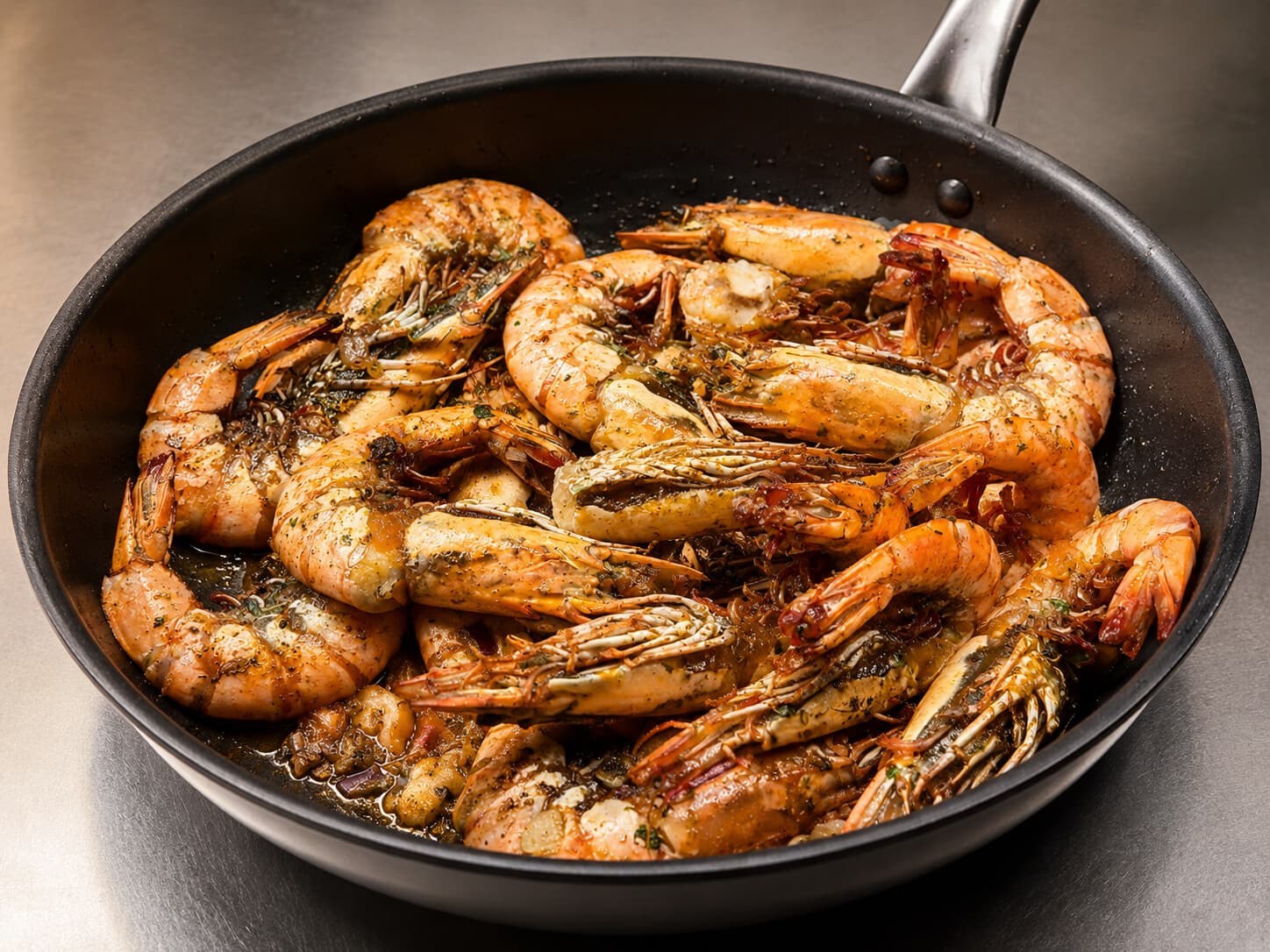 Pfanne mit gebratenen Gámbas in Knoblauch und Kräutern