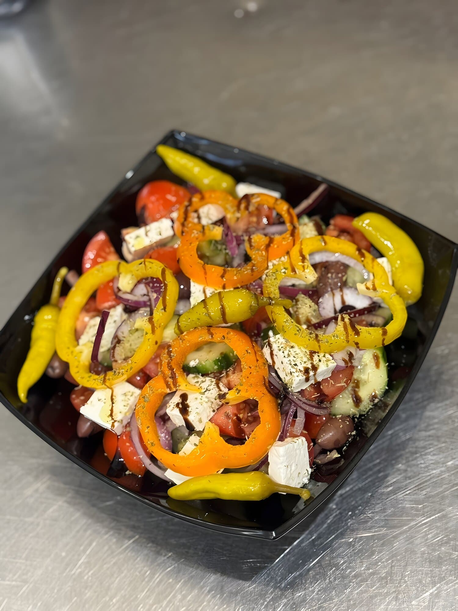 Frischer griechischer Salat mit Feta und Gemüse