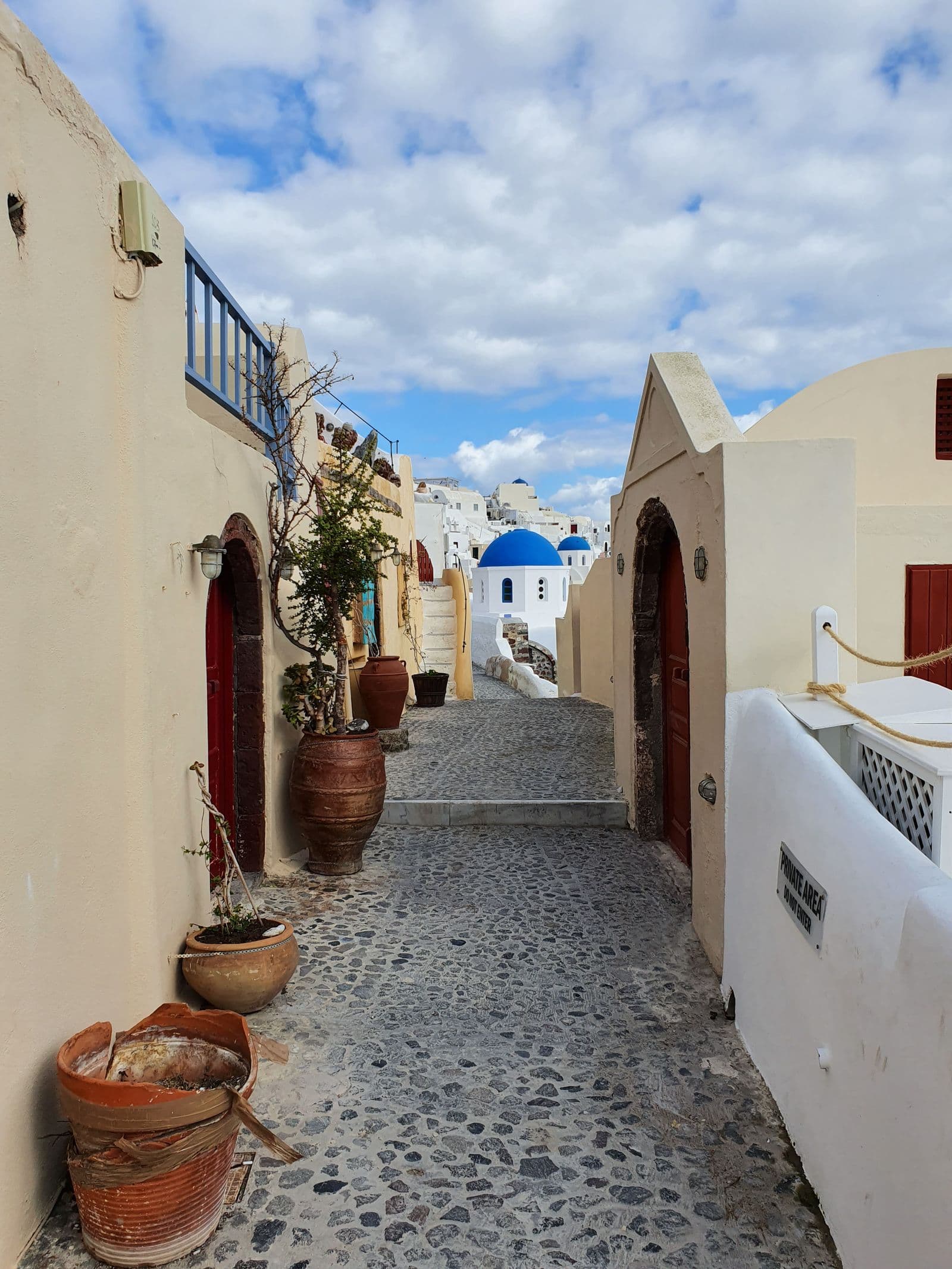 Kykladische Gasse mit weiß getünchten Häusern auf Mykonos
