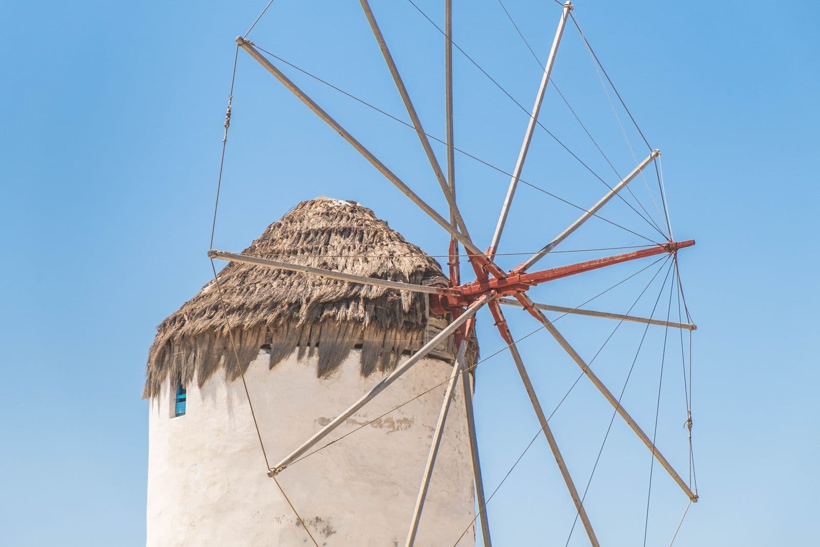 Die berühmten Windmühlen von Mykonos vor blauem Himmel