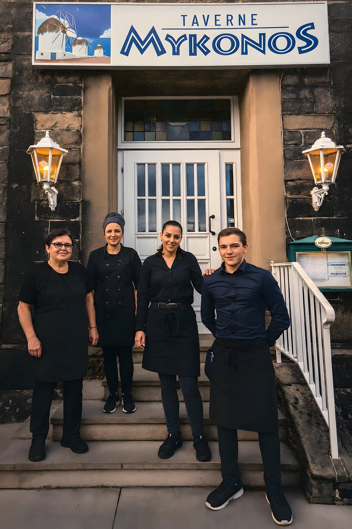Das Team der Taverne Mykonos vor dem Eingang des Lokals