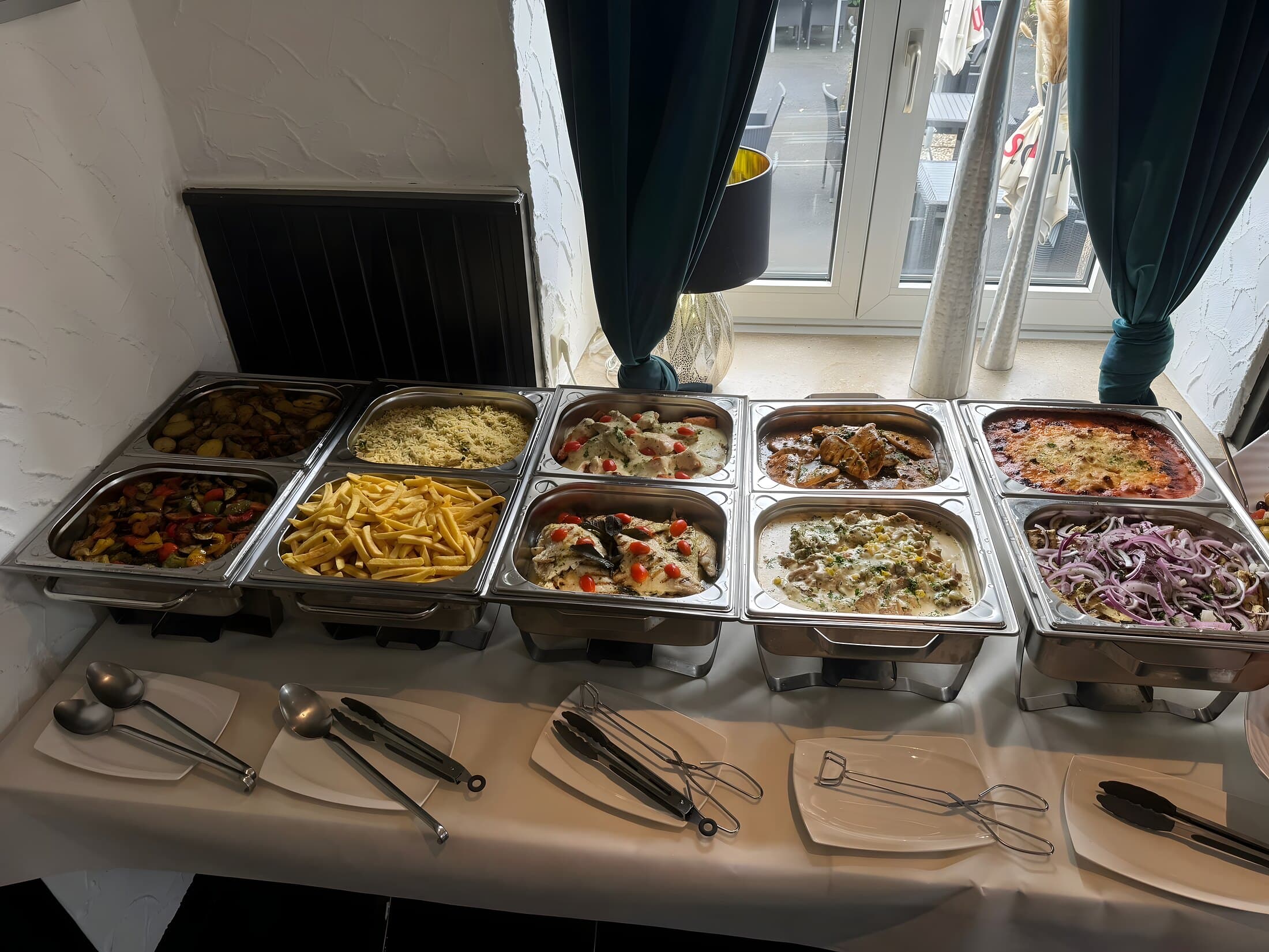 Warmes Buffet mit Chafing-Dishes und mediterranen Speisen für Catering