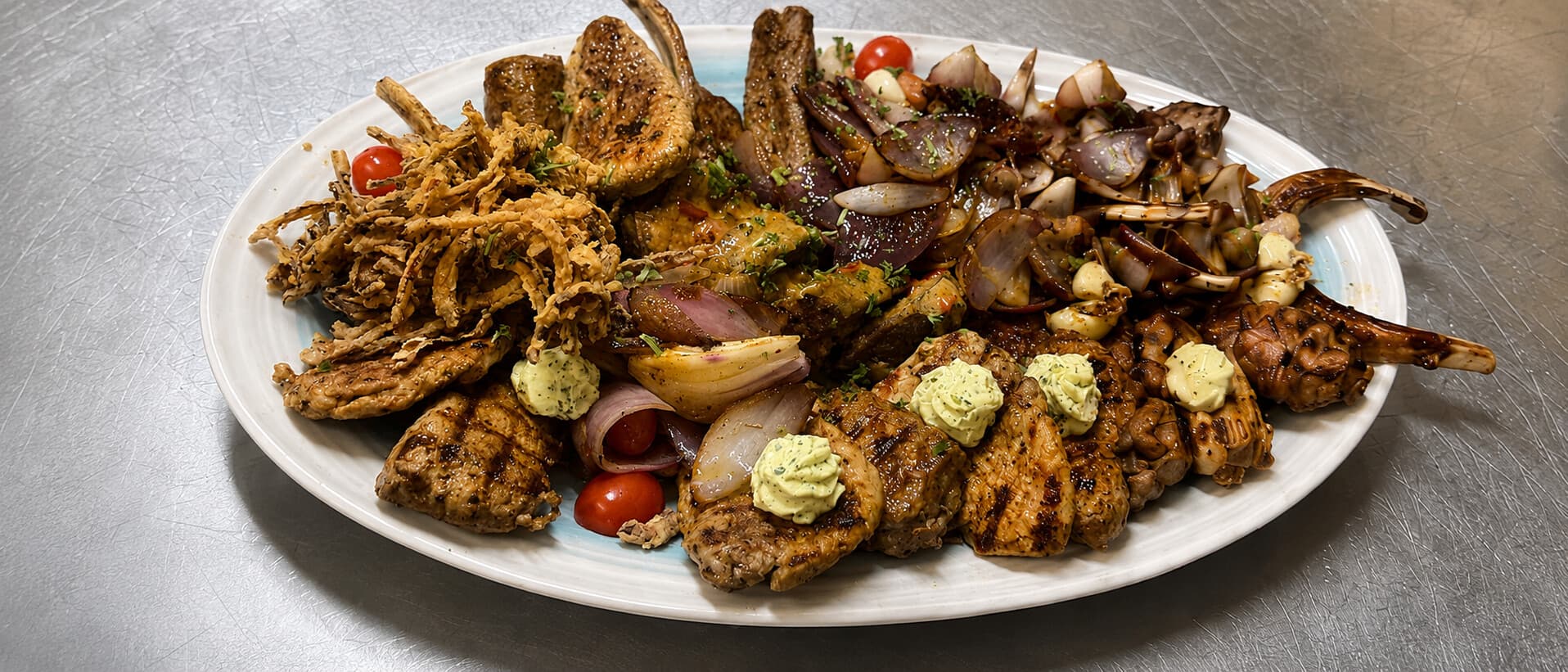 Gemischte Grillplatte frisch vom Grill