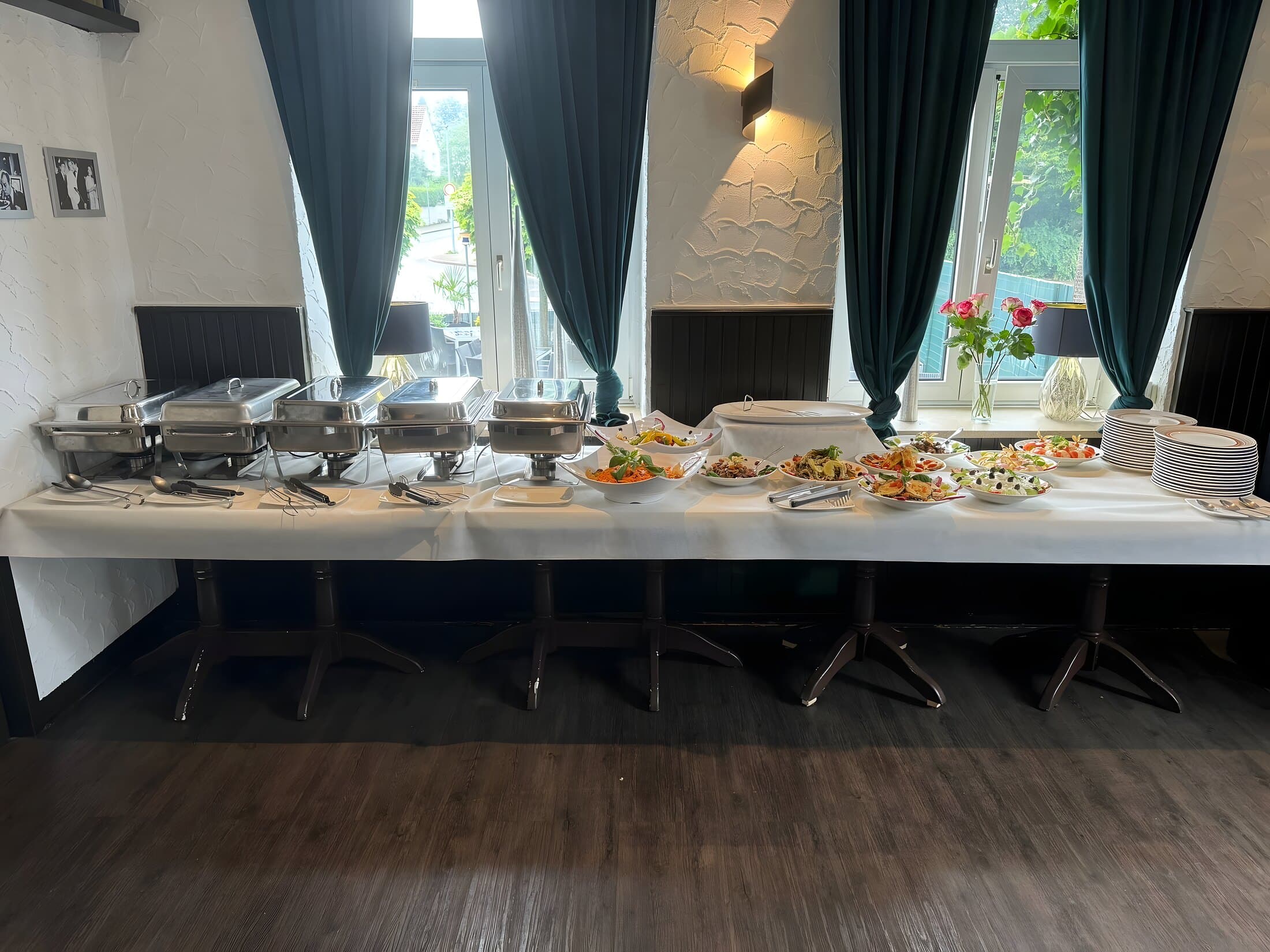 Langes kalt-warmes Buffet mit Chafing-Dishes und Salaten im Saal der Taverne Mykonos