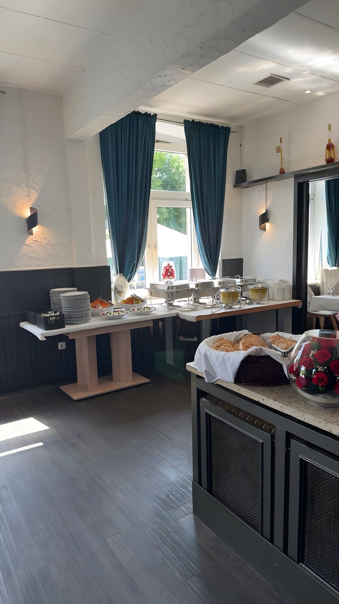 Festlich dekorierte Catering-Tafel der Taverne Mykonos