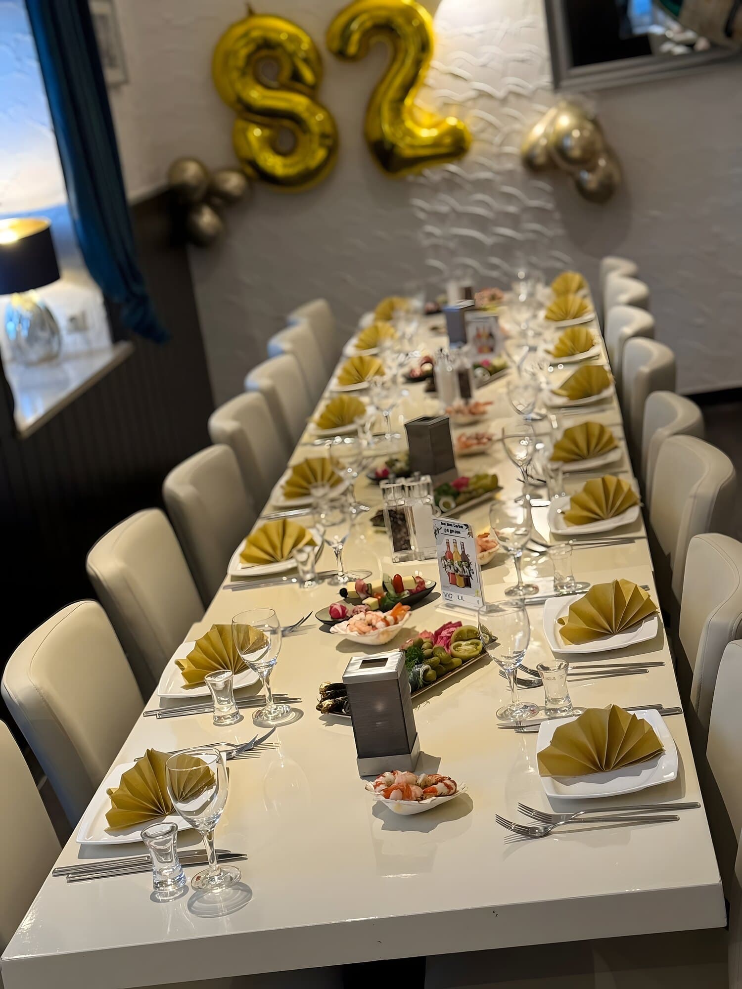 Festtafel mit goldenen Ballons für eine Geburtstagsfeier in der Taverne Mykonos