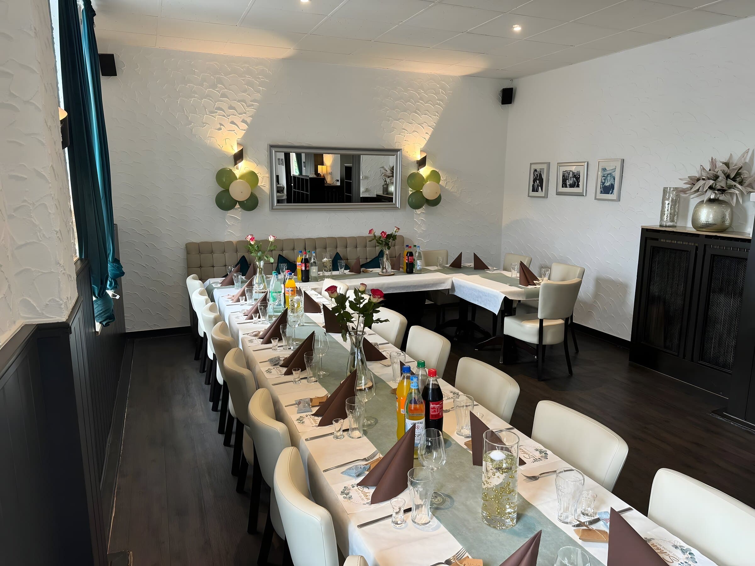 Festlich dekorierter Saal mit langer Hochzeitstafel in der Taverne Mykonos