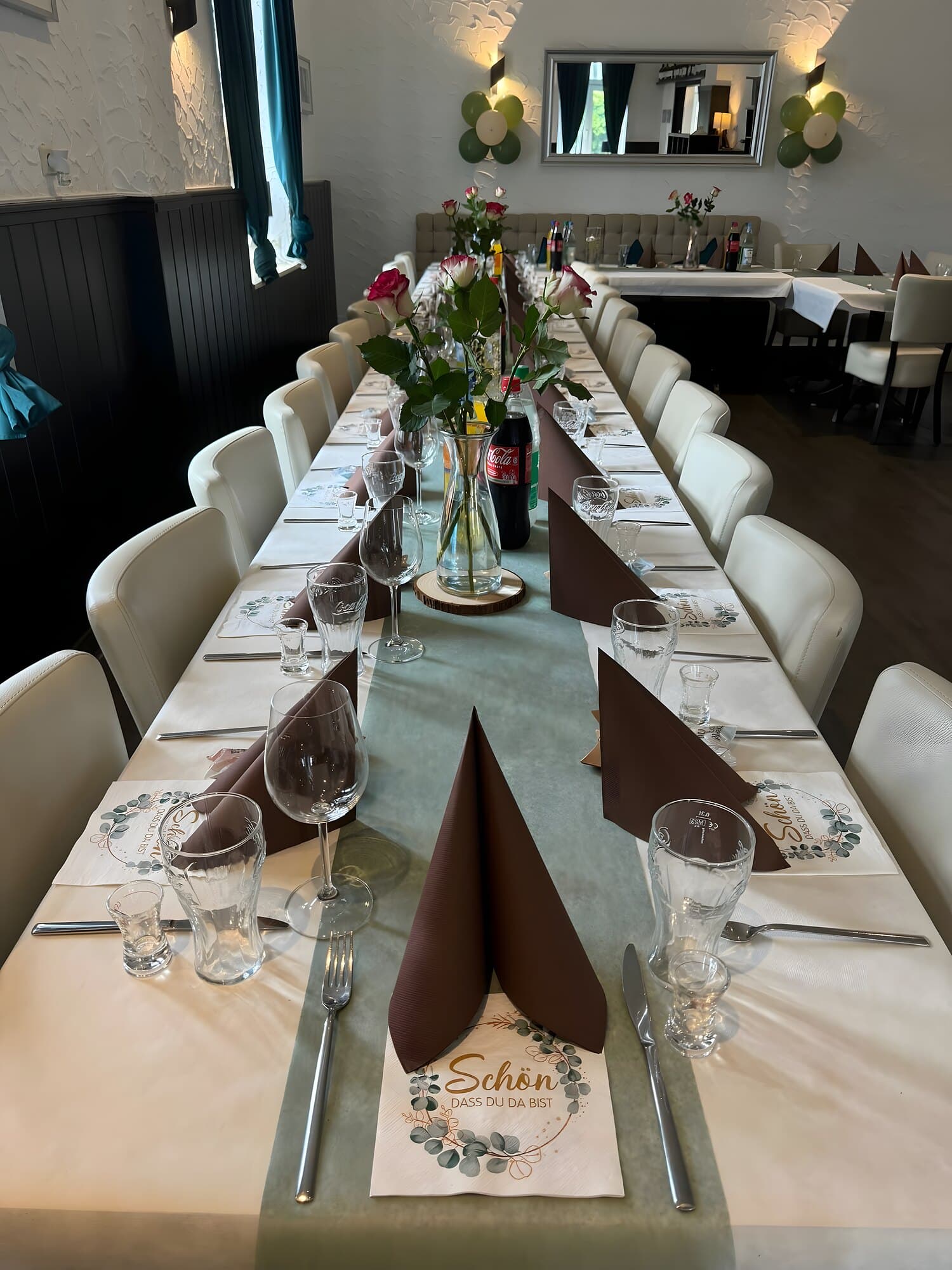 Festlich eingedeckte Hochzeitstafel in der Taverne Mykonos